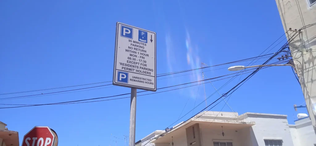 Parking sign in Ta’ Xbiex, Malta: 90-minute limit, no return within 1 hour, Mon–Fri 08:30–17:30; residents with permit exempt; unrestricted outside these hours.